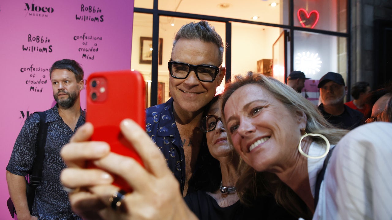 Robbie Williams presenta en Barcelona su obra plástica