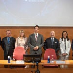 Los protagonistas del encuentro posan en la sede tomareña