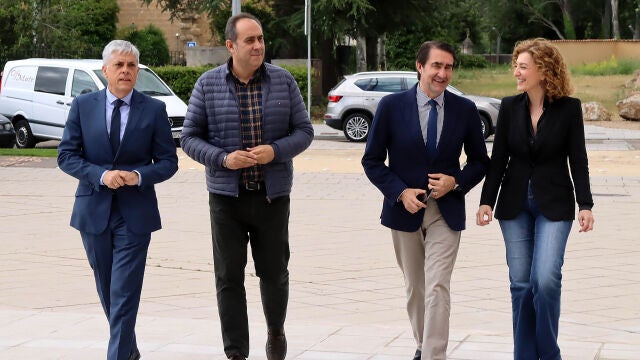 El consejero Suárez-Quiñones junto a María Pardo, Valentín Martínez y Eduardo Diego