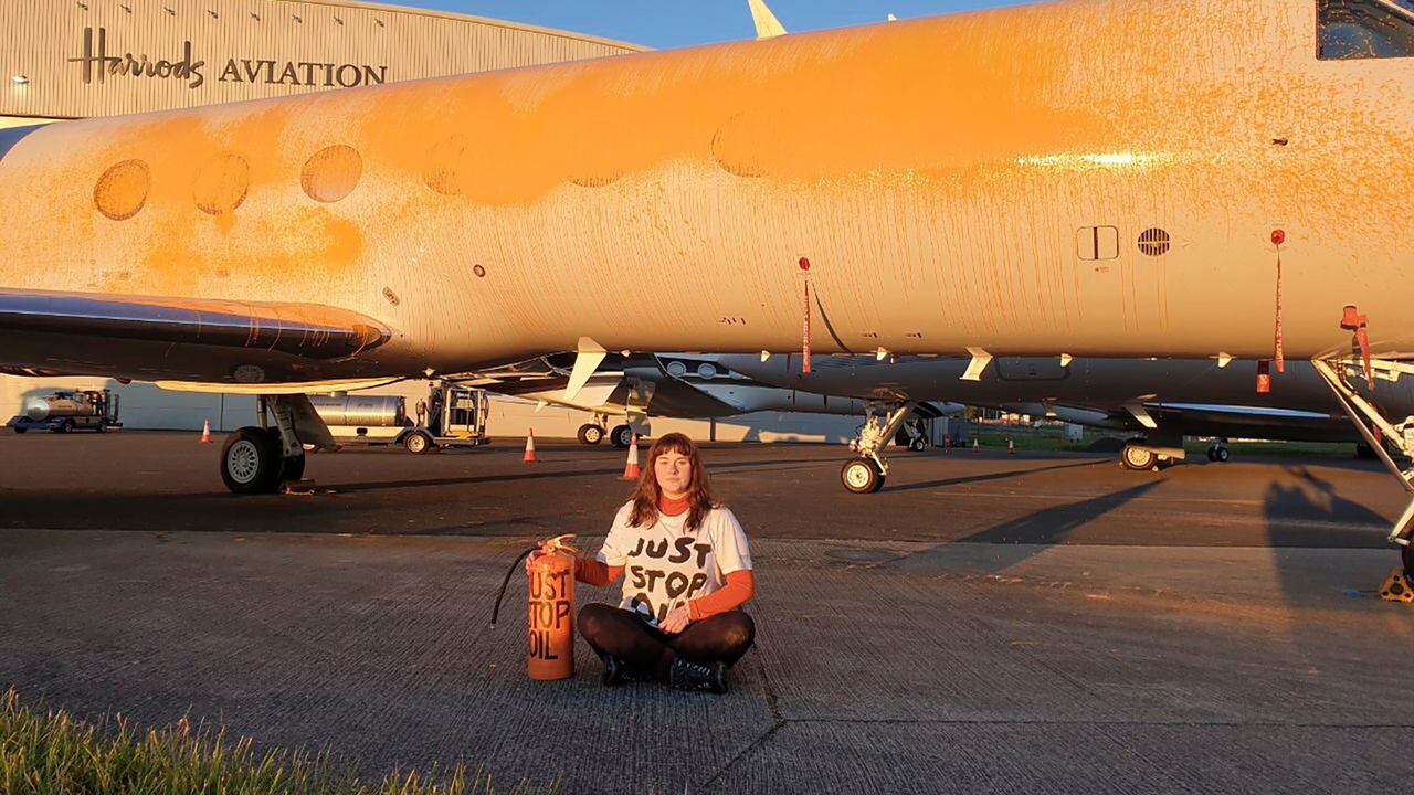Dos ecologistas británicas que intentaron rociar pintura al avión de Taylor Swift, condenadas por daños a la propiedad