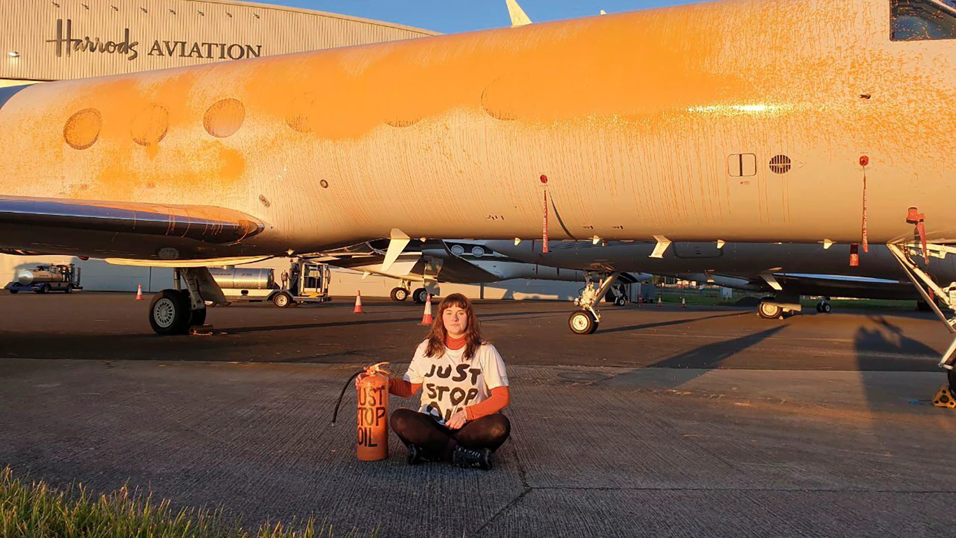Activistas climáticos han rociado con pintura naranja dos aviones en el aeropuerto donde ha aterrizado el jet privado de Taylor Swift