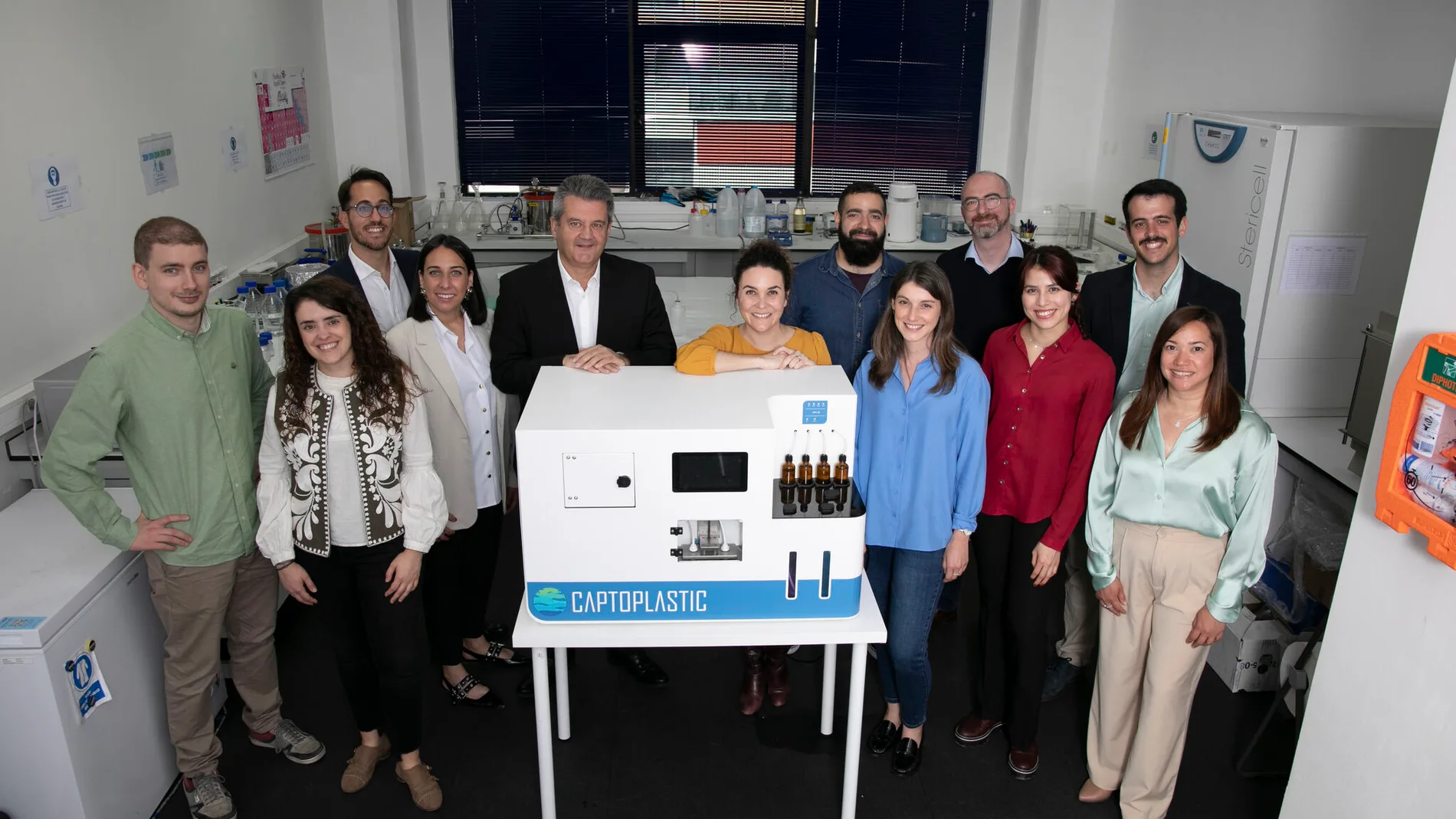 Miembros de Captoplastic, posando junto a Captolab, su equipo autónomo de cuantificación de microplásticos