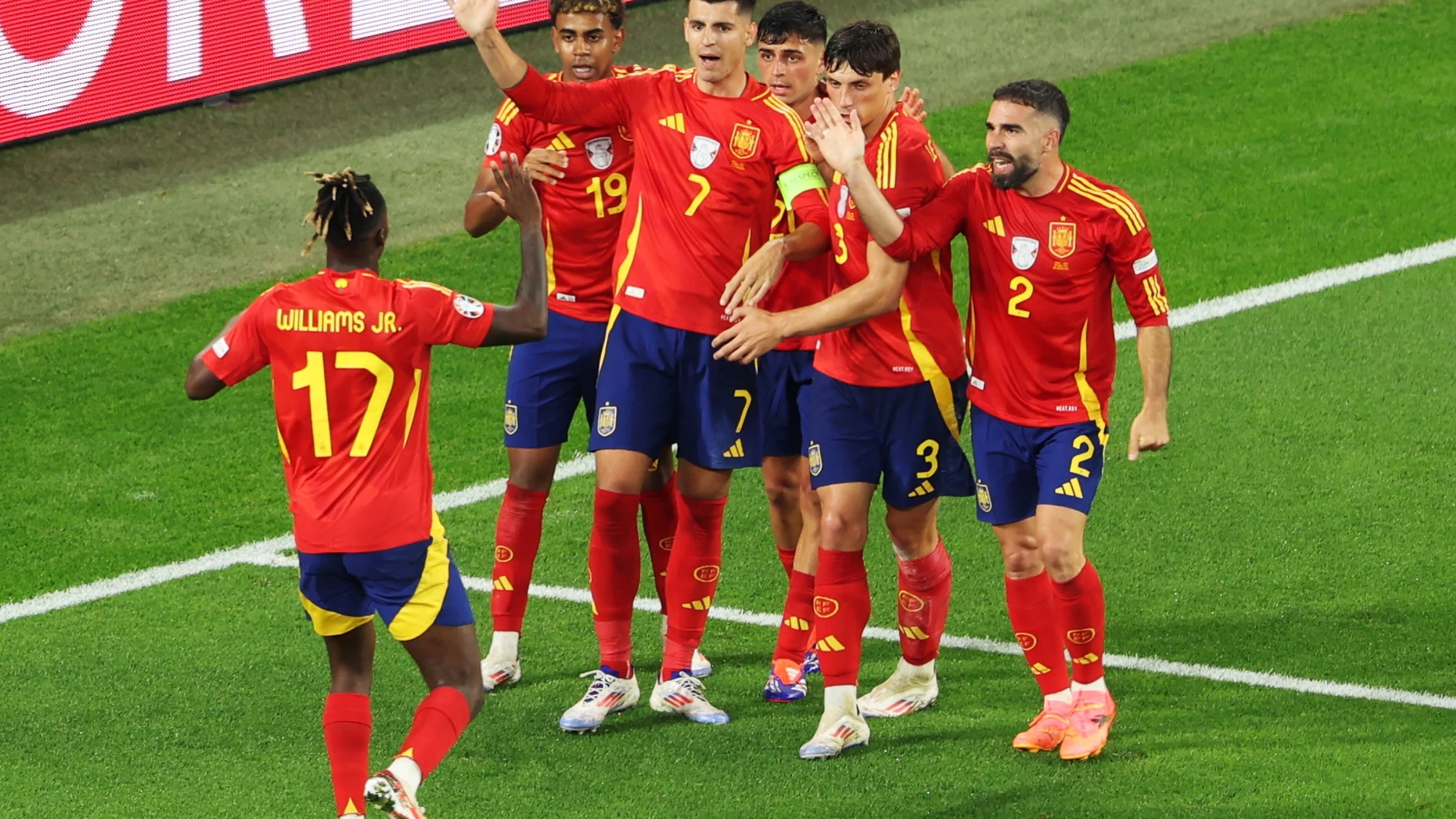 Gelsenkirchen (Germany), 20/06/2024.- Players of Spain celebrate the 1-0 goal during the UEFA EURO 2024 group B soccer match between Spain and Italy, in Gelsenkirchen, Germany, 20 June 2024. (Alemania, Italia, España) EFE/EPA/GEORGI LICOVSKI