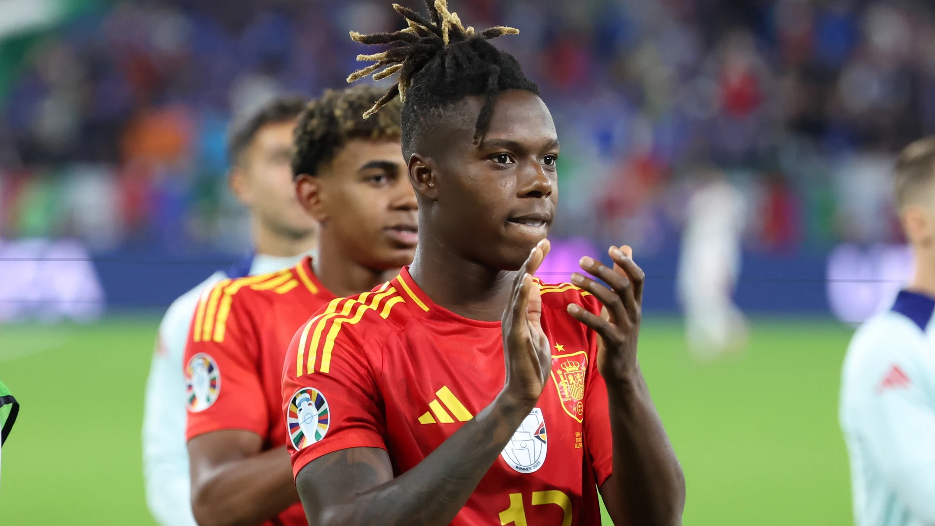 Gelsenkrichen (Germany), 20/06/2024.- Nico Williams of Spain applauds to supporters after winning the UEFA EURO 2024 group B soccer match between Spain and Italy, in Gelsenkirchen, Germany, 20 June 2024. (Alemania, Italia, España) EFE/EPA/CHRISTOPHER NEUNDORF