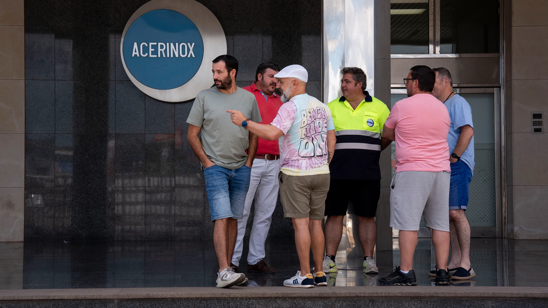 GRAFAND1973. LOS BARRIOS (CÁDIZ), 20/06/2024.- Algunos de los 1.800 trabajadores de la planta Acerinox Europa que votan este jueves (desde las 5:30 hasta las 23.00 horas) si aceptan la última propuesta de la empresa y ponen fin a una huelga que se inició el pasado 5 de febrero, hace 137 días. EFE/Román Ríos.