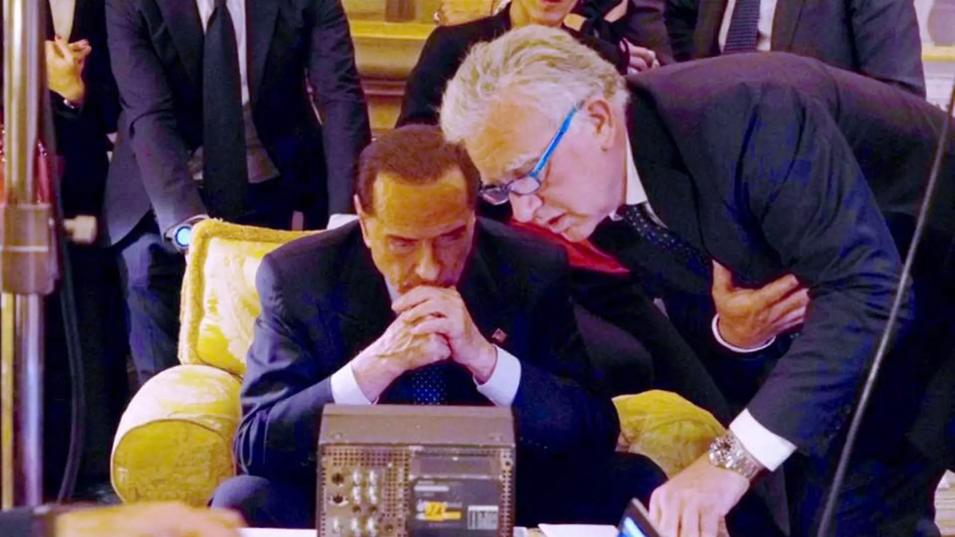Roberto Gasparotti mostrando una prueba a Berlusconi en uno de los salones del Palazzo Grazioli de Roma