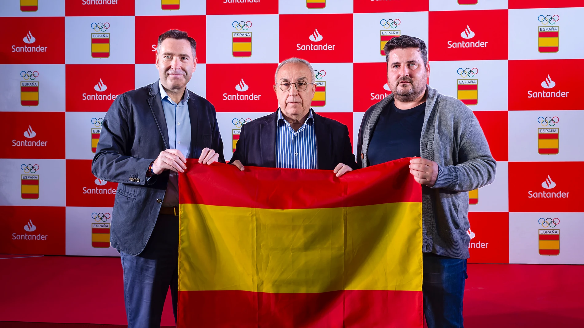 MADRID, 20/06/2024.- El presidente del COE, Alejandro Blanco (c), director de Medios, Márketing Online, Patrocinios y Eventos de Santander, Felipe Martín (i) y el cinco veces medallista olímpico en piragüismo David Cal posan durante el acto en el que se han presentado las banderas hechas con más de 5.000 kilos de ropa de deporte usada, donada por aficionados y por profesionales, que llevarán los deportistas y los aficionados españoles a los Juegos Olímpicos de París. EFE/COE SOLO USO EDITORIA...