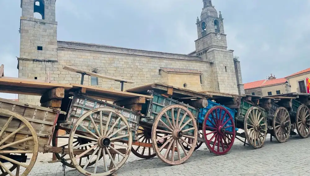 Carros de labranza que forman la plaza de toros