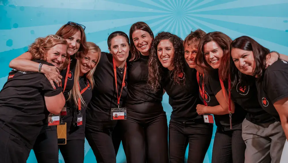 La presidenta y fundadora de Mamás en Acción, Majo Gimeno, (en el centro) junto a alguna de las voluntarias