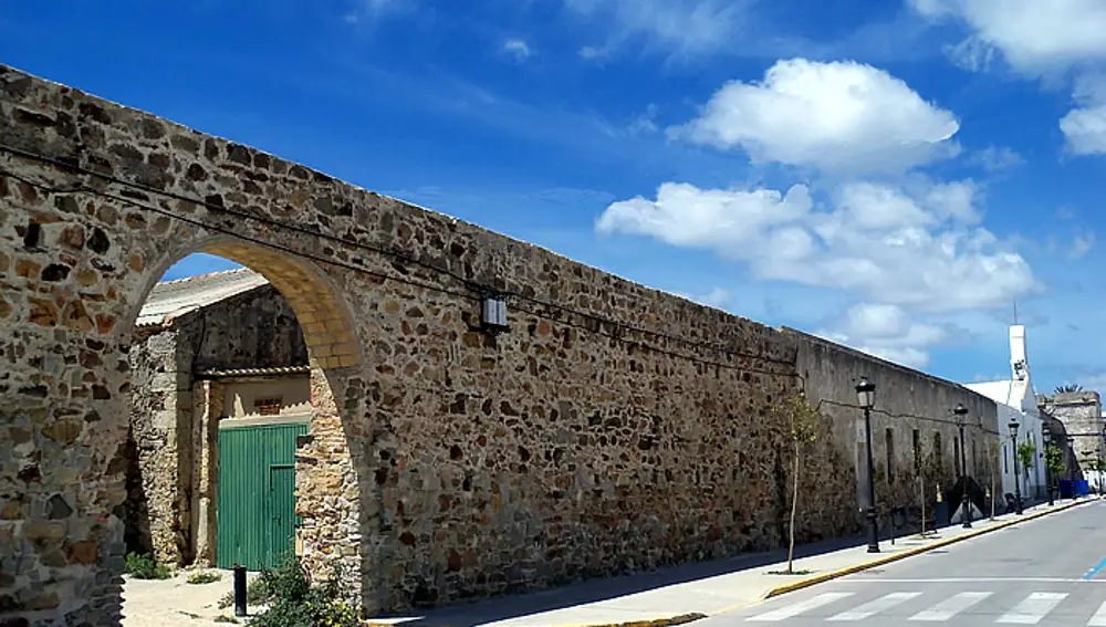 Murallas que rodean el castillo de Zahara de los Atunes