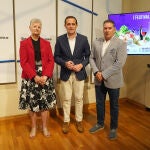 El presidente de la Diputación de Valladolid, Conrado Íscar, acompañando del alcalde de la Cistérniga, Alberto Redondo, y de la presidenta de la Federación de Asociaciones de Personas Mayores de la provincia, Adela Cabezas, presenta el I Festival Gastronómico Alimentos de Valladolid
