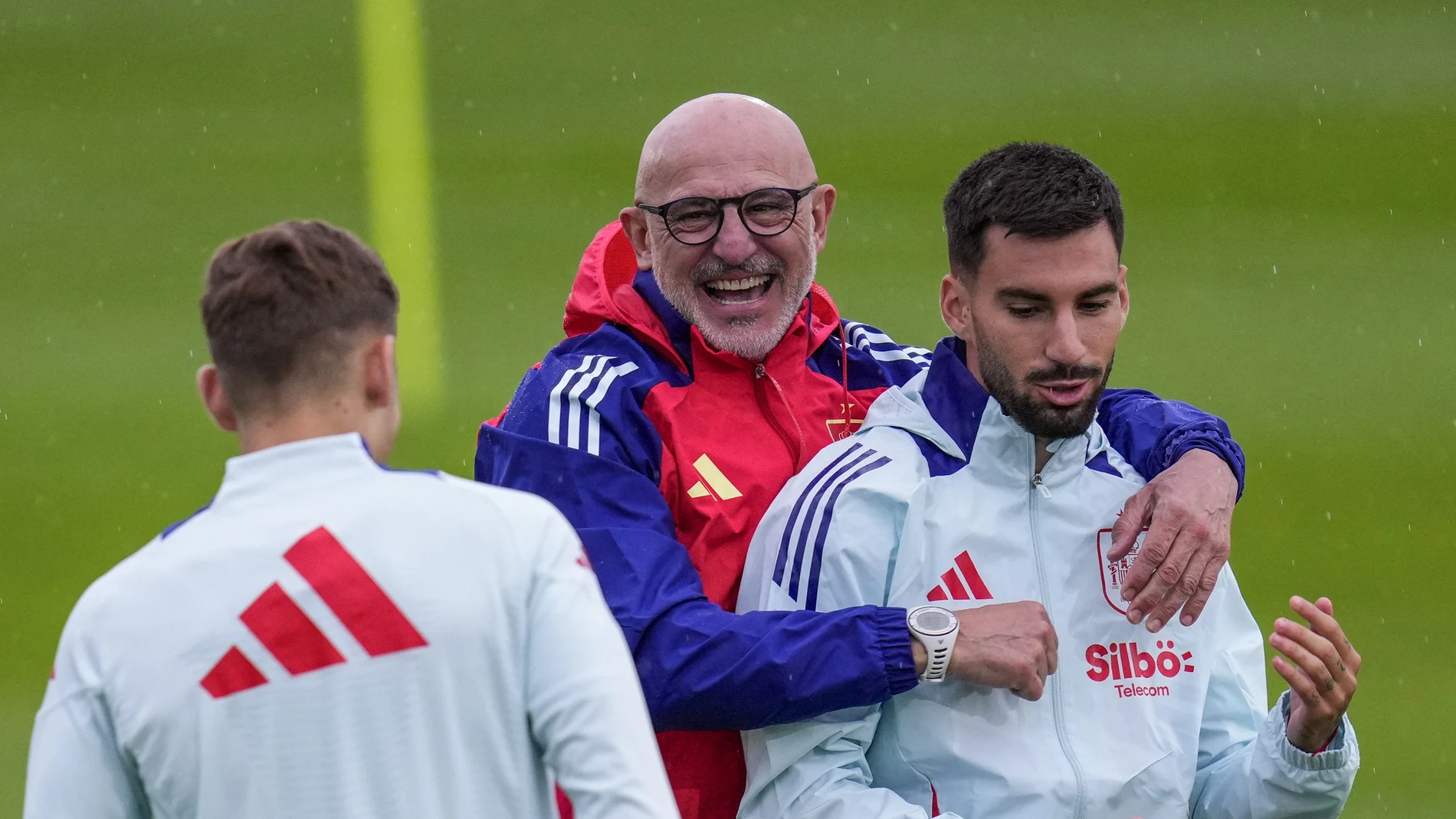 De la Fuente sonríe en el entrenamiento posterior a la victoria ante Italia