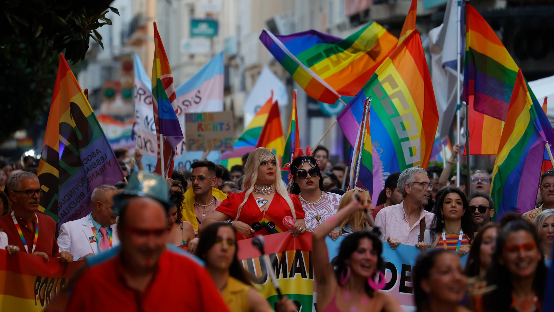 CÓRDOBA, 21/06/2024.- Cientos de personas han tomado este viernes las calles de Córdoba con motivo de la tradicional marcha del Orgullo LGTBIQ. EFE/Salas