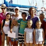 PALMA DE MALLORCA, 02/08/2013. La Reina Sofía, acompañada de la infanta Elena (2i), la Princesa de Asturias, Letizia Ortiz (d), y todos sus nietos, posan en la escuela de vela de Cala Nova, en Palma de Mallorca, hoy tras la ceremonia de entrega de diplomas del curso de vela que han seguido todos sus nietos. 