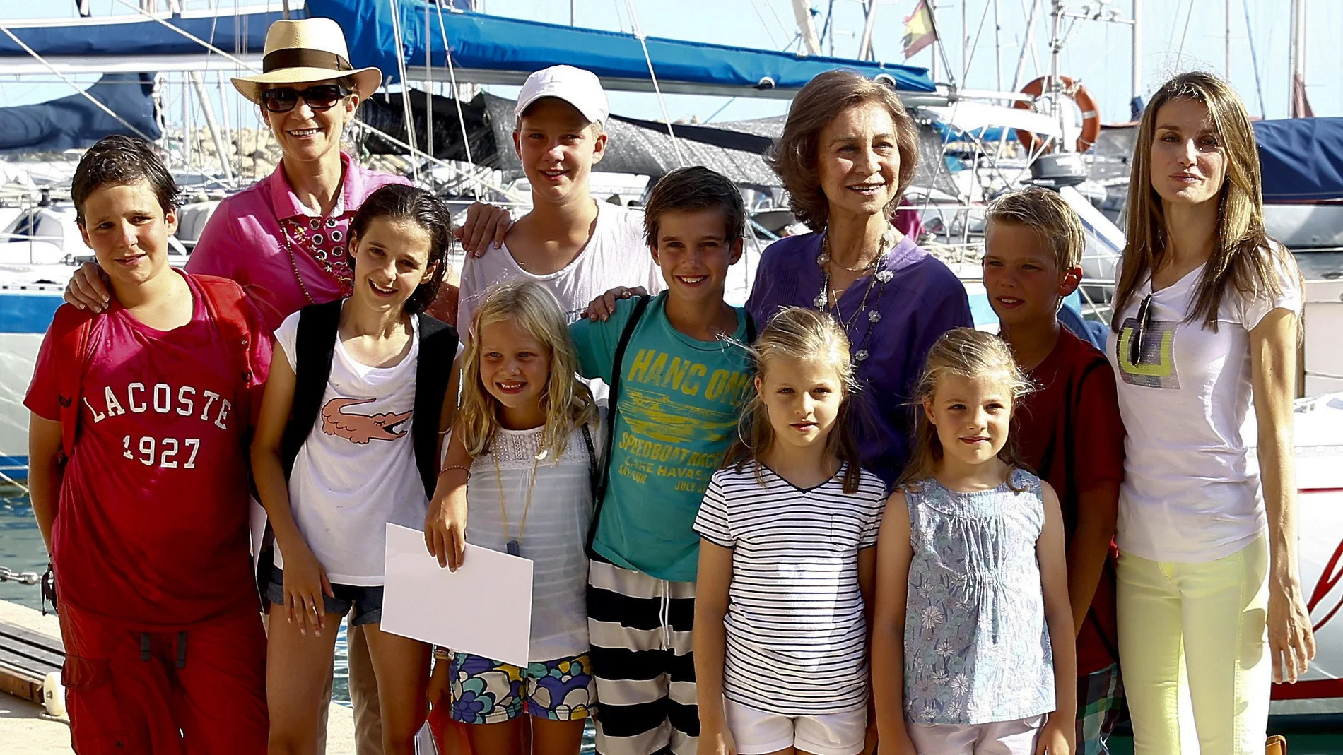 PALMA DE MALLORCA, 02/08/2013. La Reina Sofía, acompañada de la infanta Elena (2i), la Princesa de Asturias, Letizia Ortiz (d), y todos sus nietos, posan en la escuela de vela de Cala Nova, en Palma de Mallorca, hoy tras la ceremonia de entrega de diplomas del curso de vela que han seguido todos sus nietos.
