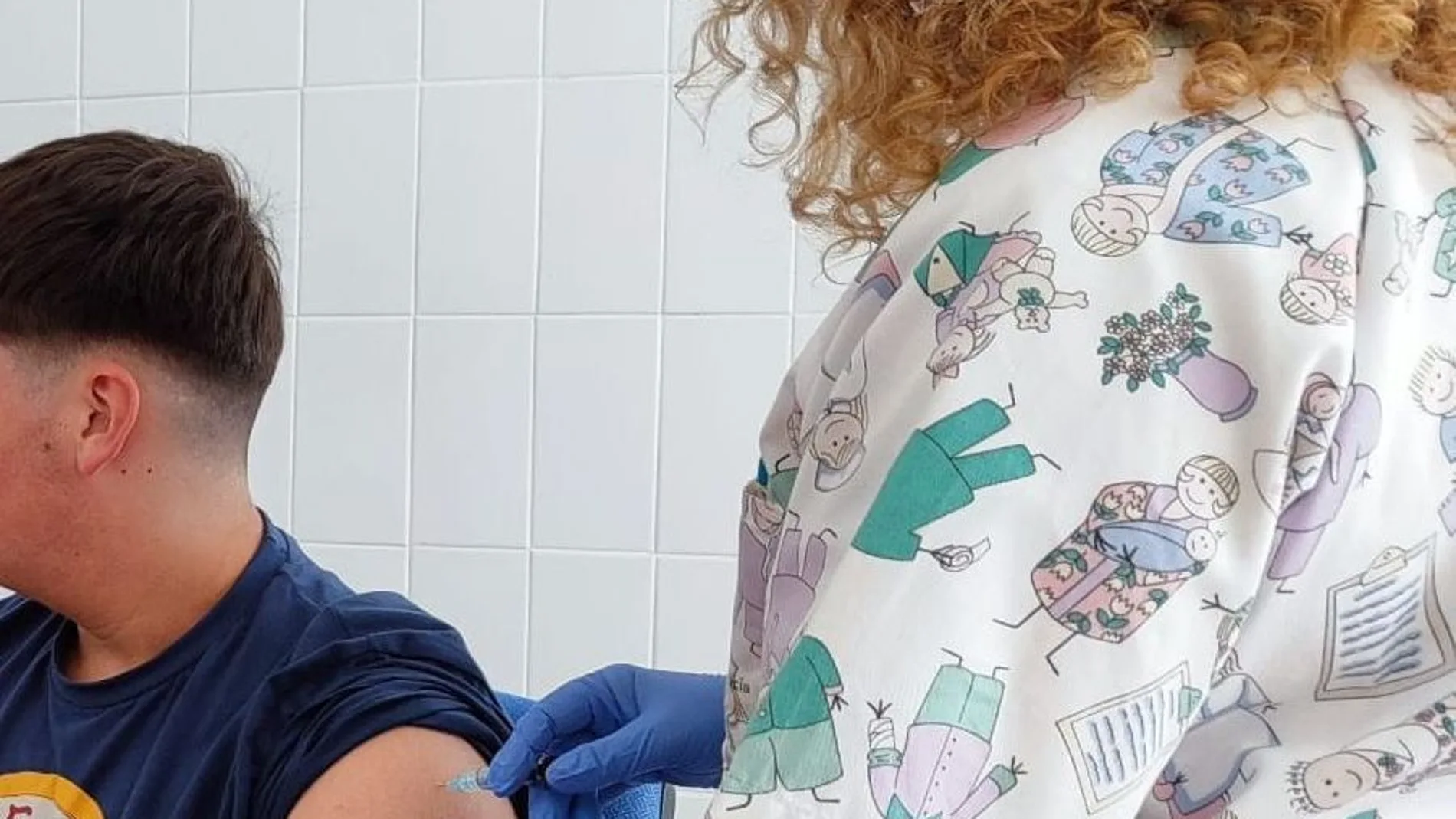 Vacunación en el centro de salud de Lebrija a un adolescente
