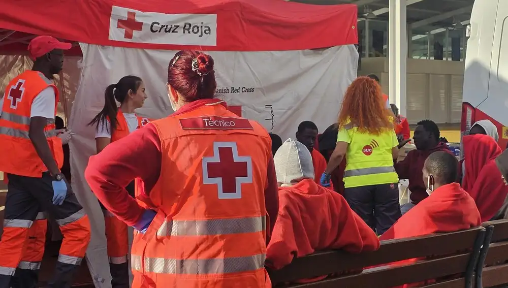 Más de 30 migrantes fallecieron en el cayuco a la deriva rescatado por un crucero cerca de Canarias
