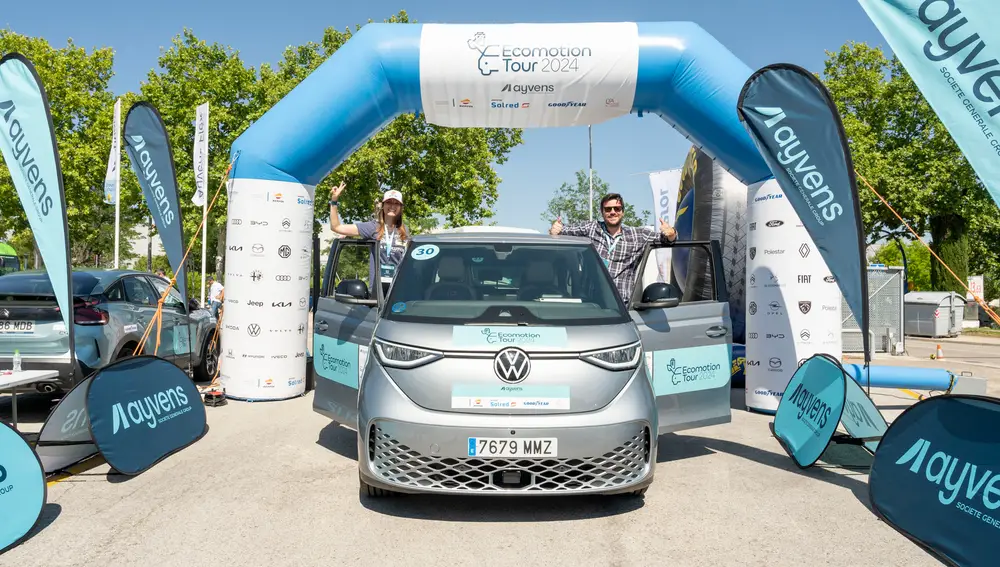 Loreto Orejas (Volkswagen) y Nicolás Sangrador (LA RAZÓN) con la Volkswagen ID. Buzz