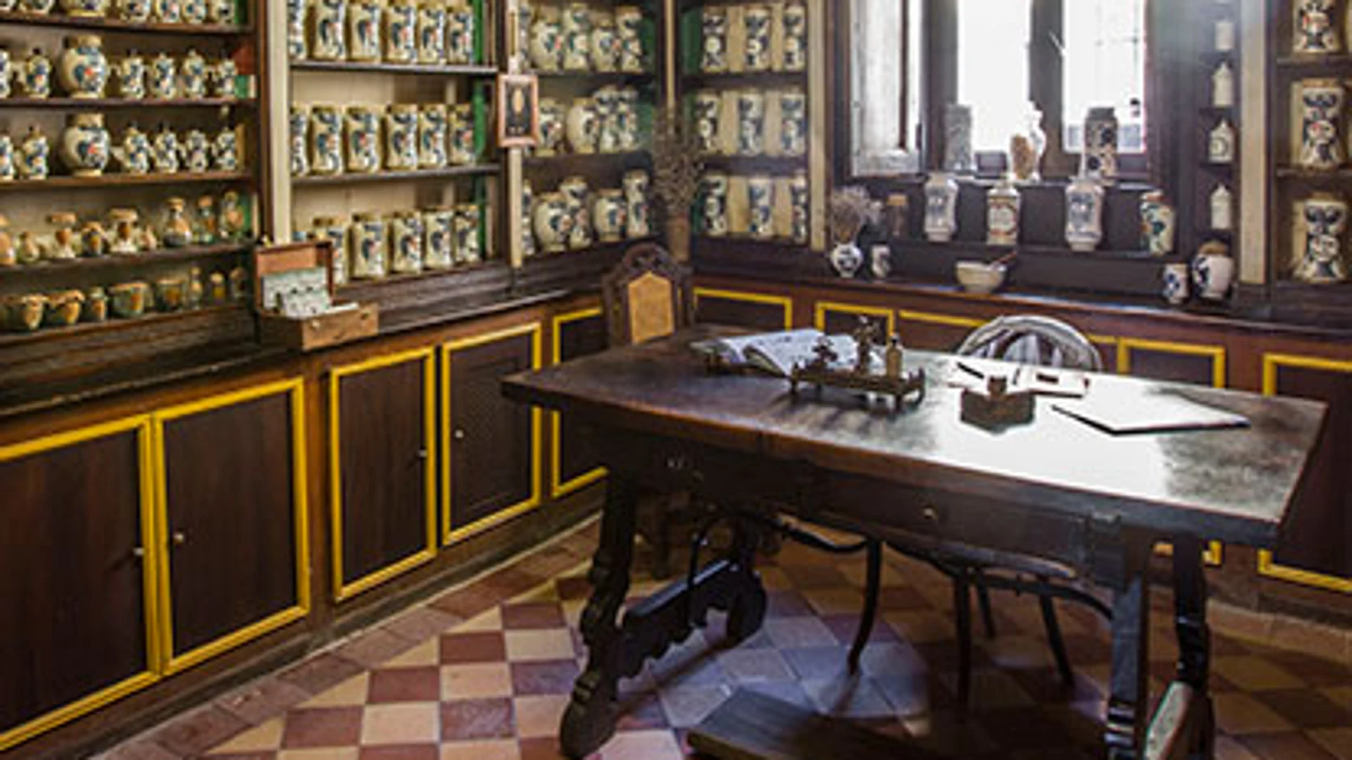La farmacia más antigua de España lleva en funcionamiento casi 300 años y ha pasado por ocho generaciones de la misma familia