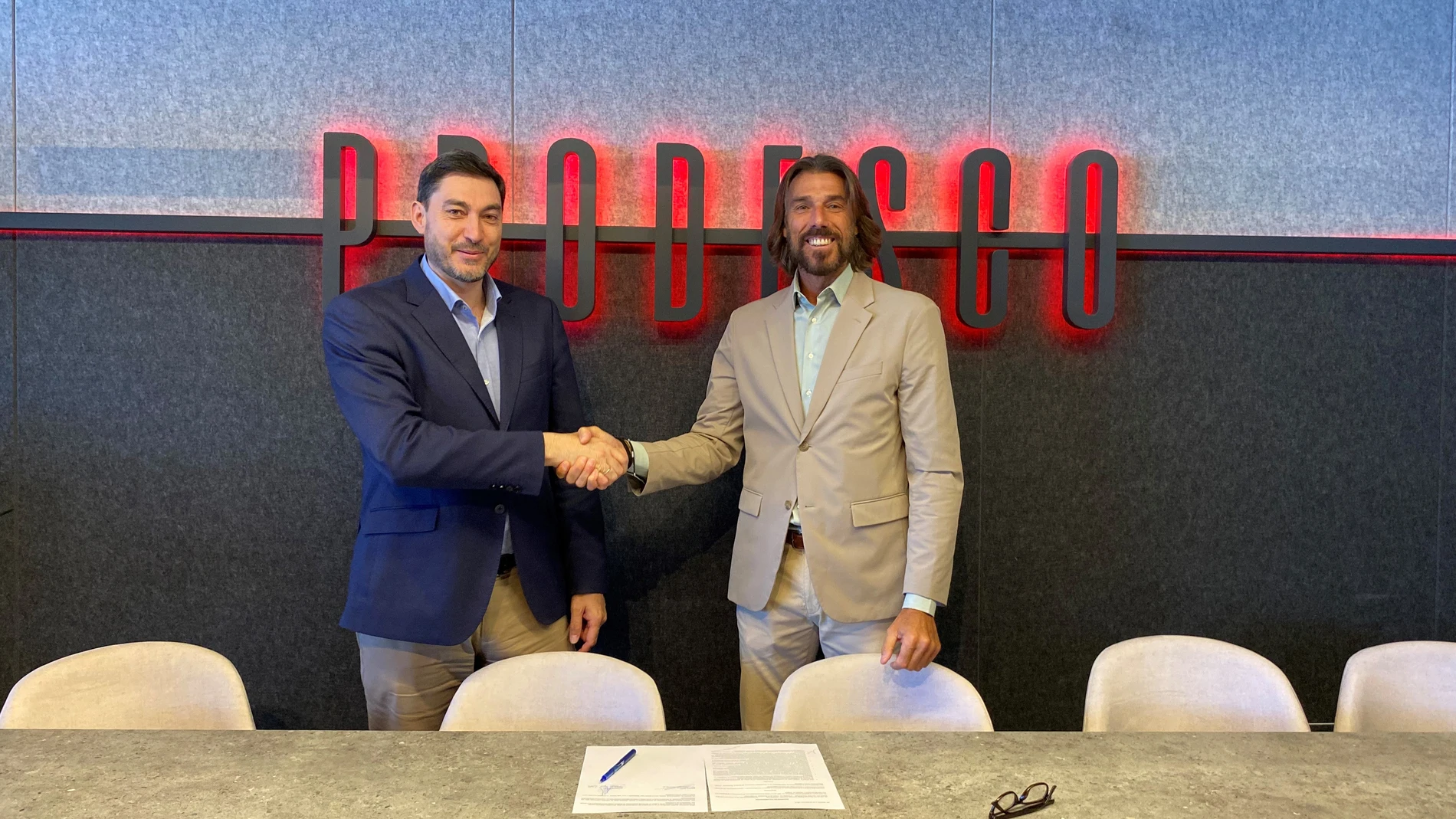 Momento del acuerdo entre las dos empresas