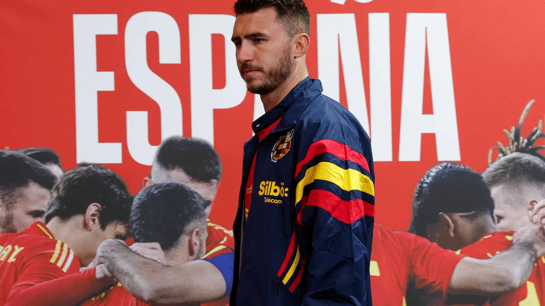 DONAUESCHINGEN, 22/06/2024.- El defensa de la selección masculina de fútbol Aymeric Laporte a su llegada a una rueda de prensa en las instalaciones de Der Oschberghof en la localidad alemana de Donaueschingen donde se concentra el equipo durante la Eurocopa 2024. EFE/ J.J. Guillén