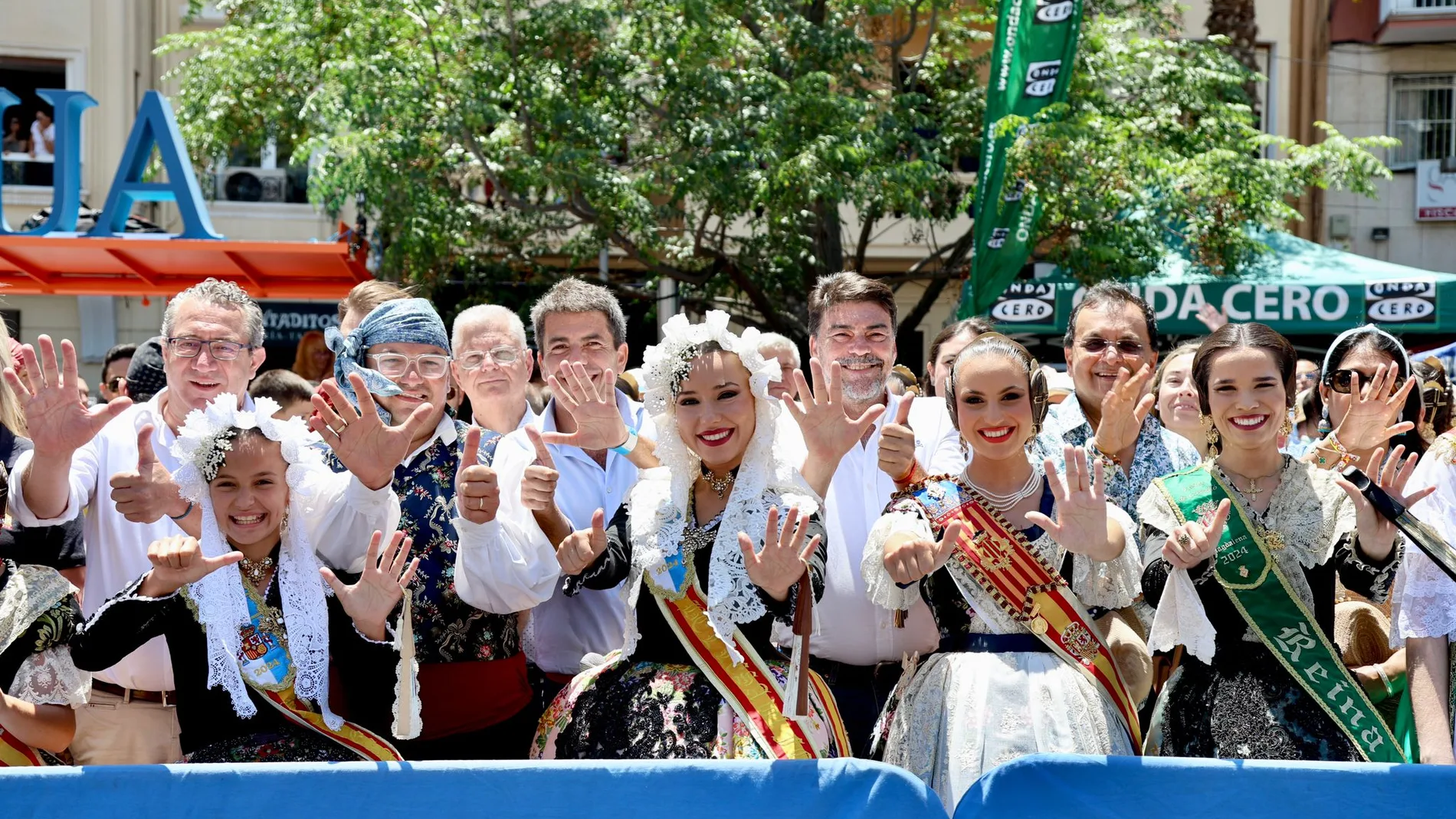 Toni Pérez, Carlos Mazón y Luis Barcala presenciaron la mascletà