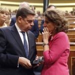 Teresa Ribera y Luis Planas, durante un pleno del Congreso de los Diputados.