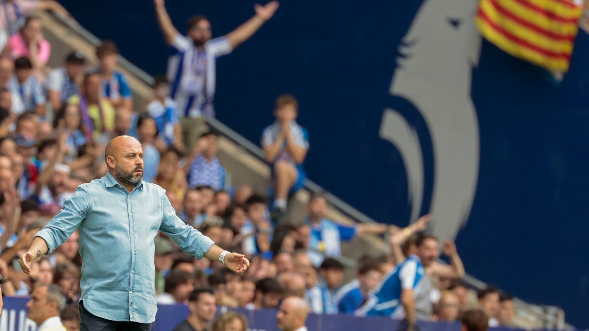 CORNELLÀ DE LLOBREGAT (BARCELONA), 23/06/2024.- El entrenador del Espanyol, Manolo González, durante el encuentro ante el Oviedo en el partido de vuelta de la final por el ascenso a LaLiga EA Sports, este domingo en el Stage Front Stadium de Cornellà de Llobregat (Barcelona). EFE/ Toni Albir