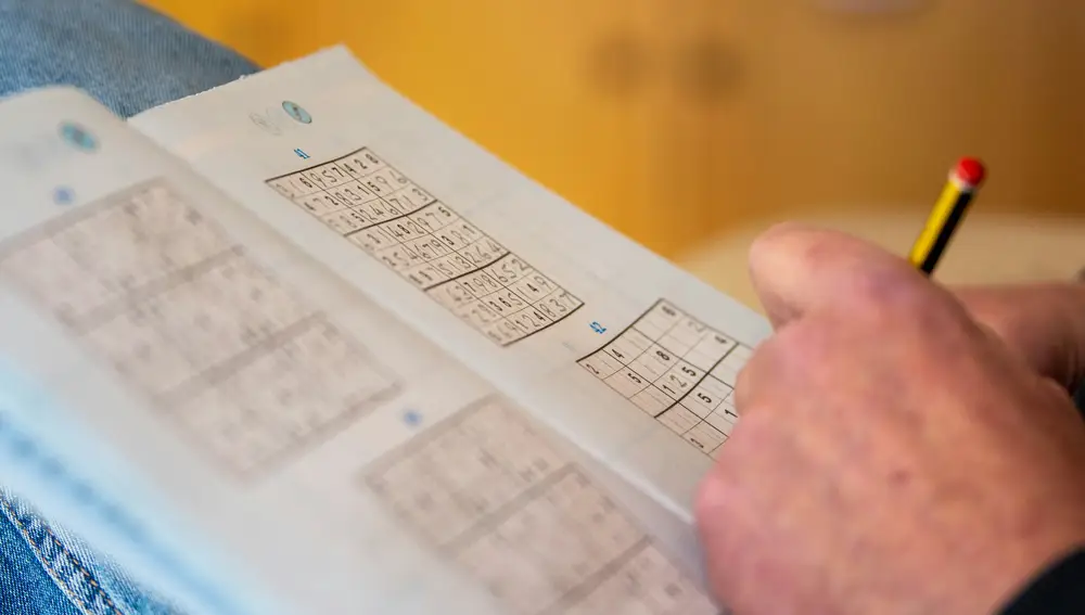 Persona resolviendo un sudoku a mano