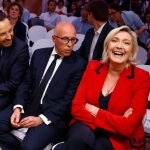 El líder disidente de Los Republicanos, sentado junto a Marine Le Pen, durante la comparecencia de este lunes del líder de la extrema derecha, Jordan Bardella