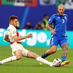 Stanišić y Dimarco en la disputa del balón