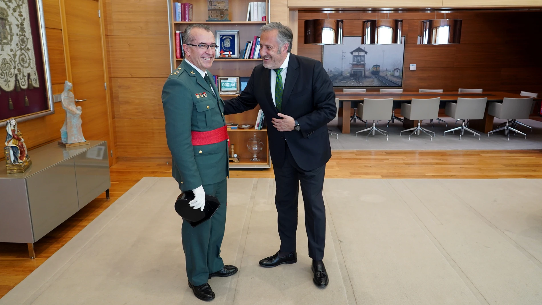 El presidente de las Cortes, Carlos Pollán, recibe al nuevo general jefe de zona de la Guardia Civil de Castilla y León, José Antonio Fernández de Luz.