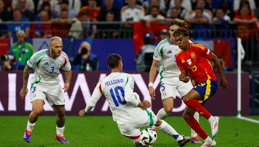 Lamine Yamal durante el partido frente a Italia