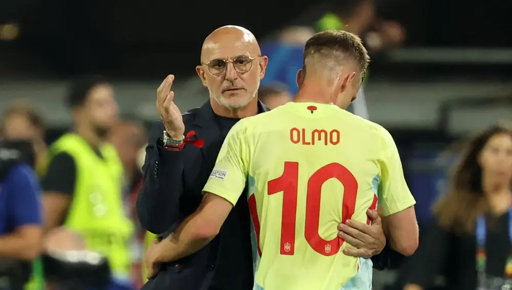 De la Fuente felicita a Dani Olmo en el momento de su cambio