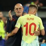 De la Fuente felicita a Dani Olmo en el momento de su cambio
