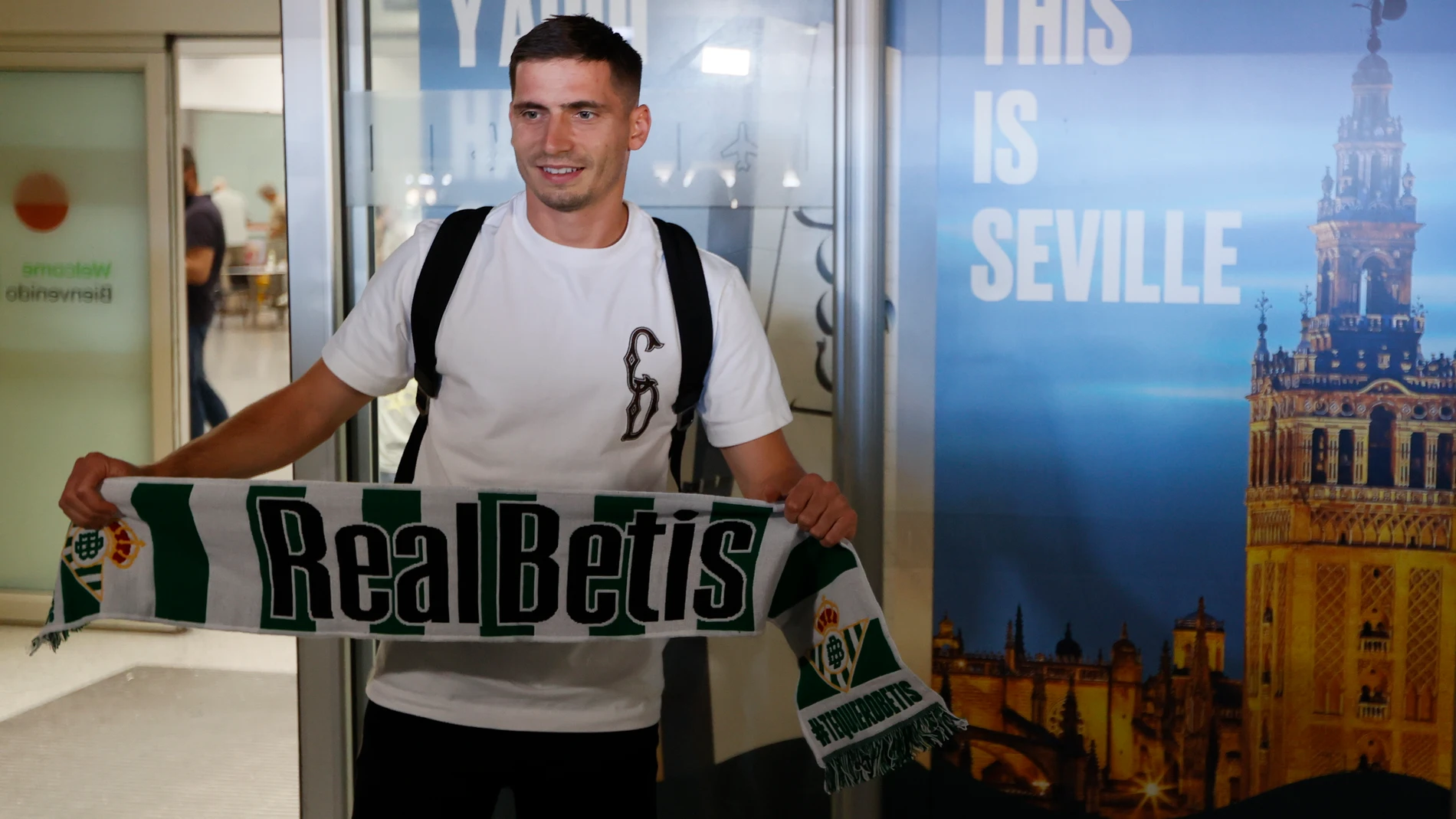 GRAFAND2053. SEVILLA, 24/06/2024.-El lateral zurdo francés Romain Perraud ya se encuentra en Sevilla para firmar su contrato por cinco temporadas con el Betis, club al que llega a cambio de unos 3,5 millones de euros procedente del Southampton inglés. EFE/Jose Manuel vidal