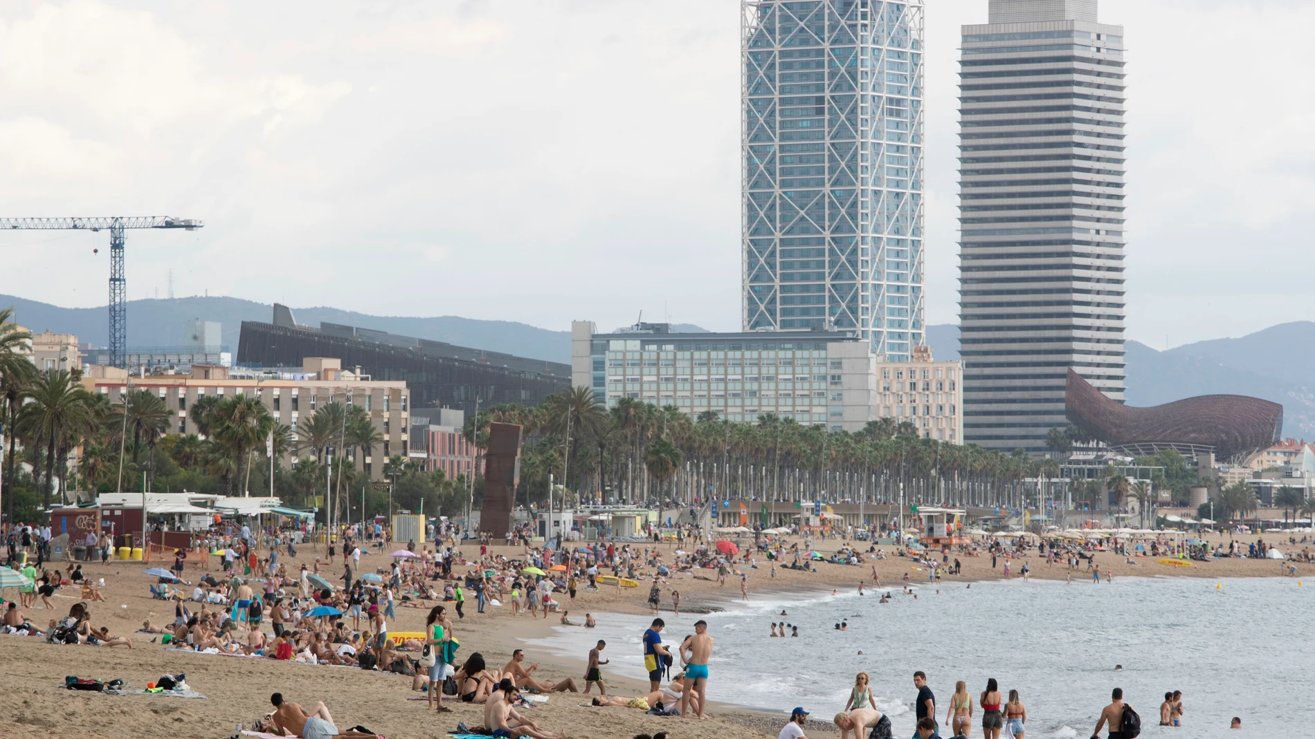 BARCELONA, 24/06/2024.- Vista de la playa de la Barceloneta, este lunes, donde esta pasada noche se congregaron miles de personas para celebrar la verbena de San Juan. EFE/Marta Pérez