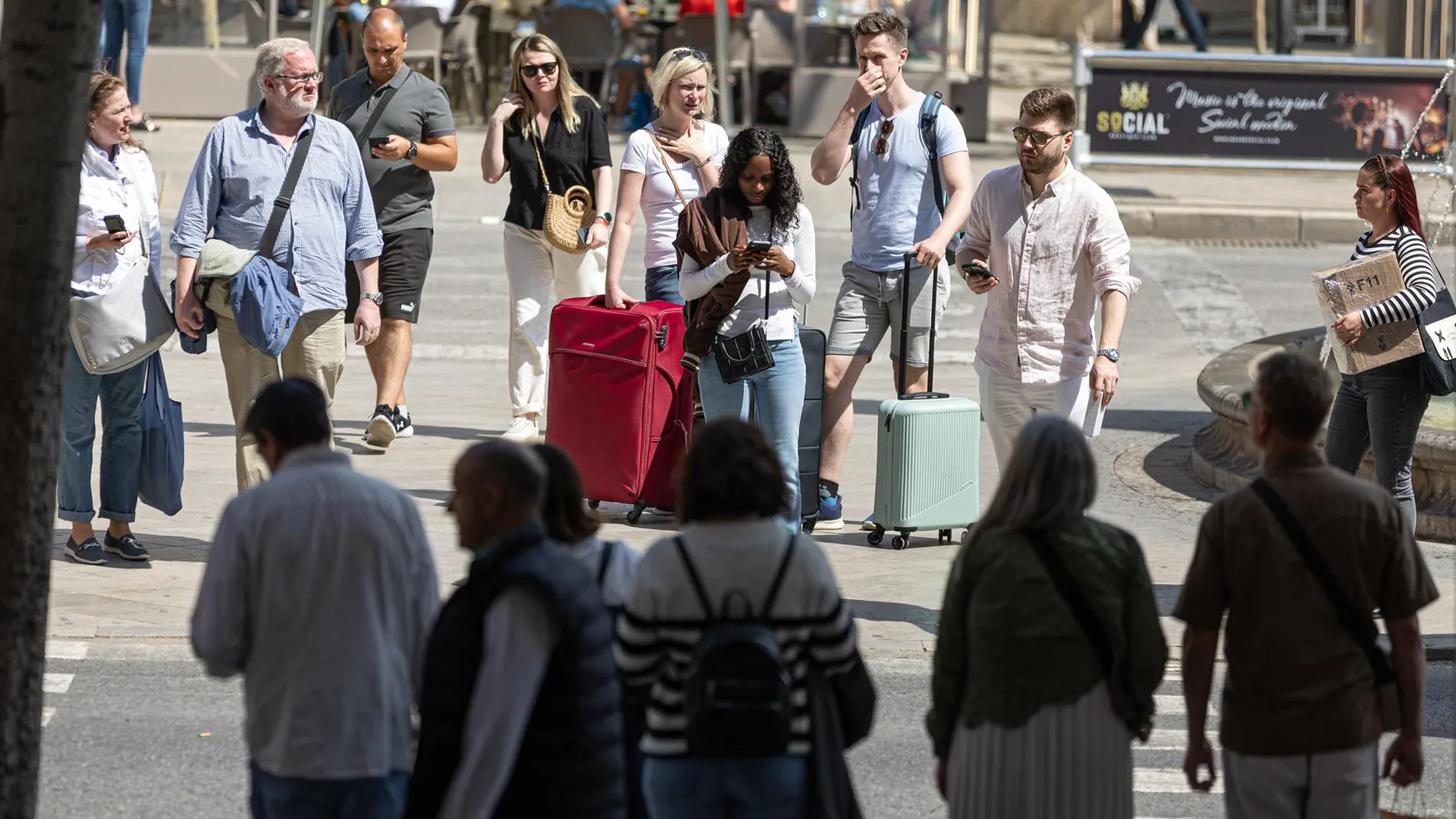 AMP-La migración elevará la población en España a 54,6 millones en 2074, 5,98 millones más, si sigue la tendencia actual