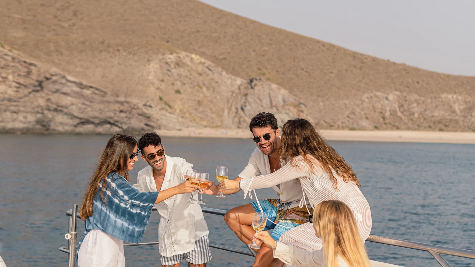 Un grupo de amigos disfruta de un viaje en barco por las playas vírgenes de Almería