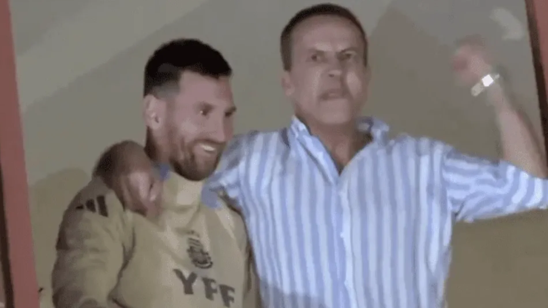 El vídeo más viral de "El Chiringuito": Cristóbal Soria con Leo Messi en una ventana saludando a los fans