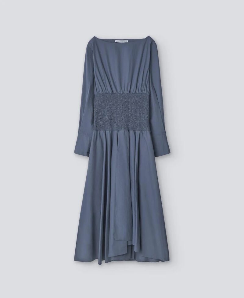 Vestido midi con cintura elástica.