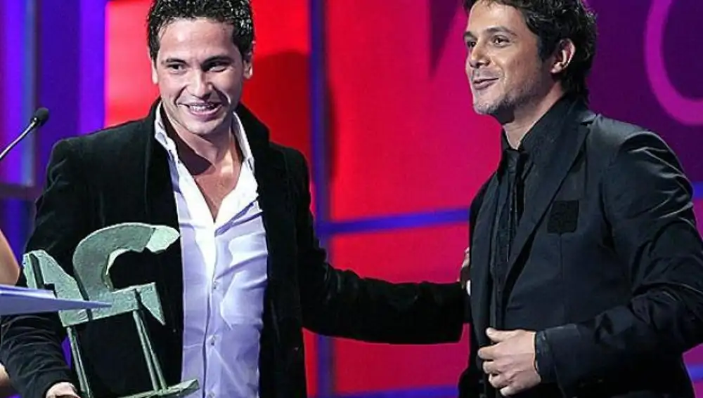 David recibe el Premio Ondas 2006 al mejor álbum, de manos de Alejandro Sanz