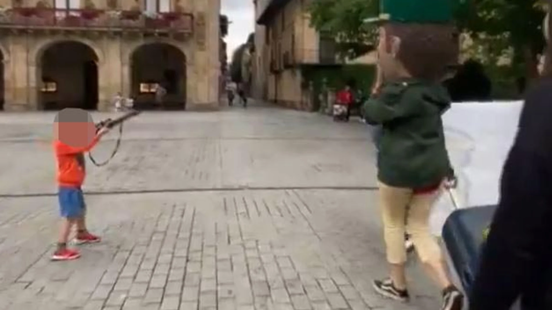 Guardias civiles denuncian la difusión en Guipúzcoa de la imagen de un menor que dispara contra un agente
