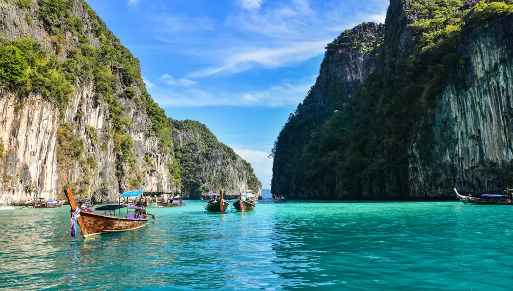 Vista panorámica de la Laguna Azul de Pileh, en la isla de Phi Phi, Tailandia.