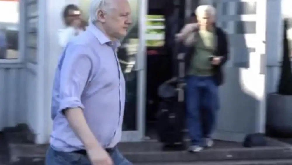 Assange recupera la libertad a cambio de declararse culpable y cierra el pleito con EE.UU. LARGO CONFLICTO TRANSATLÁNTICO Un vídeo difundido por WikiLeaks muestra a su fundador salir custodiado de la cárcel a las afueras de Londres y abordar el avión rumbo a las Islas Mariana del Norte donde el miércoles se rubricará el acuerdo Horizontal Julian Assange llegando al aeropuerto de Stansted en Londres tras salir de la prisión de Belmarsh