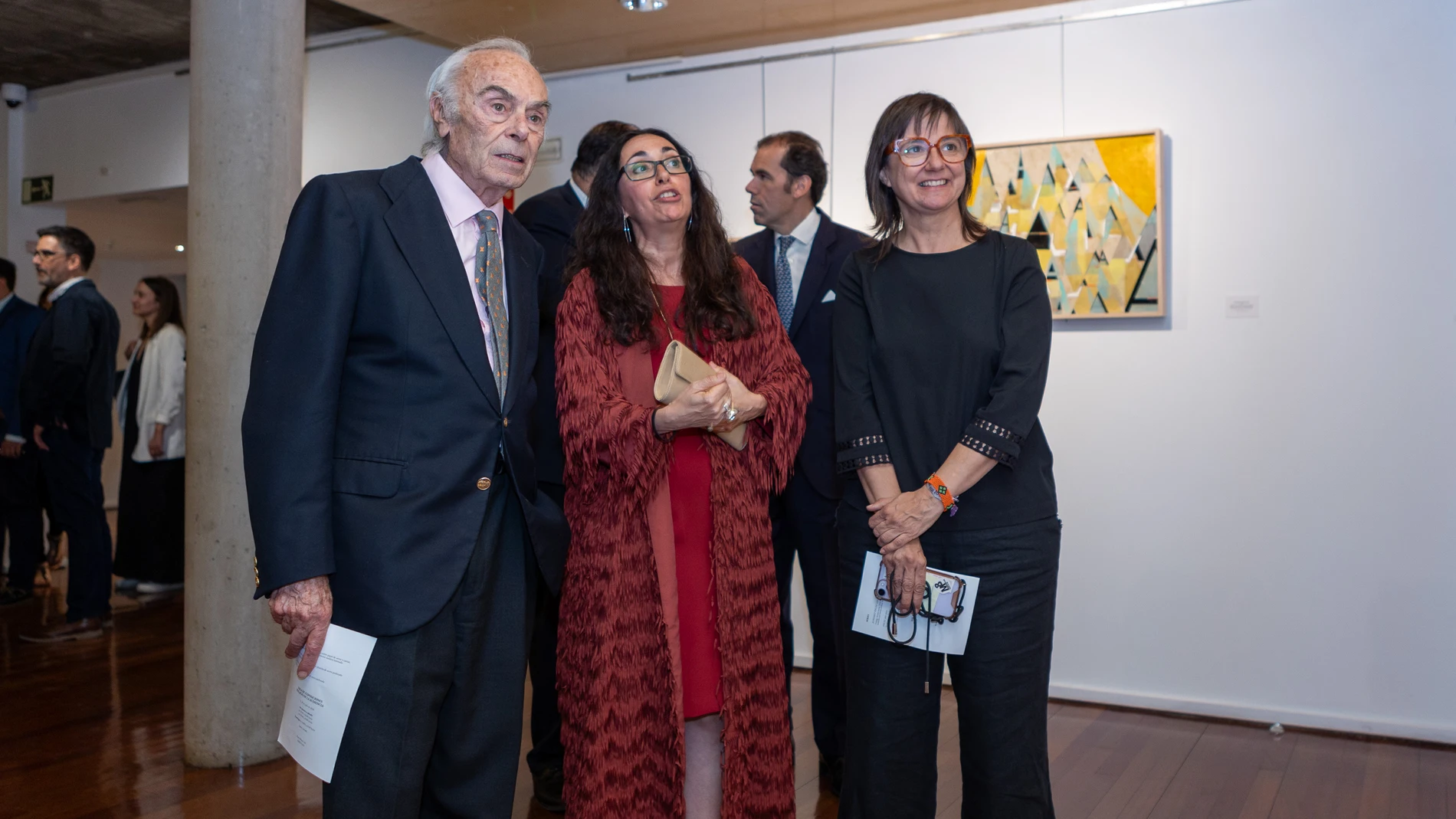 El duque de Soria junto a la autora y la concejala de Cultura, Gloria Gonzalo