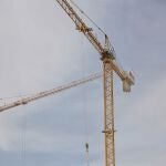 Imagen de archivo de grúas para la construcción de viviendas