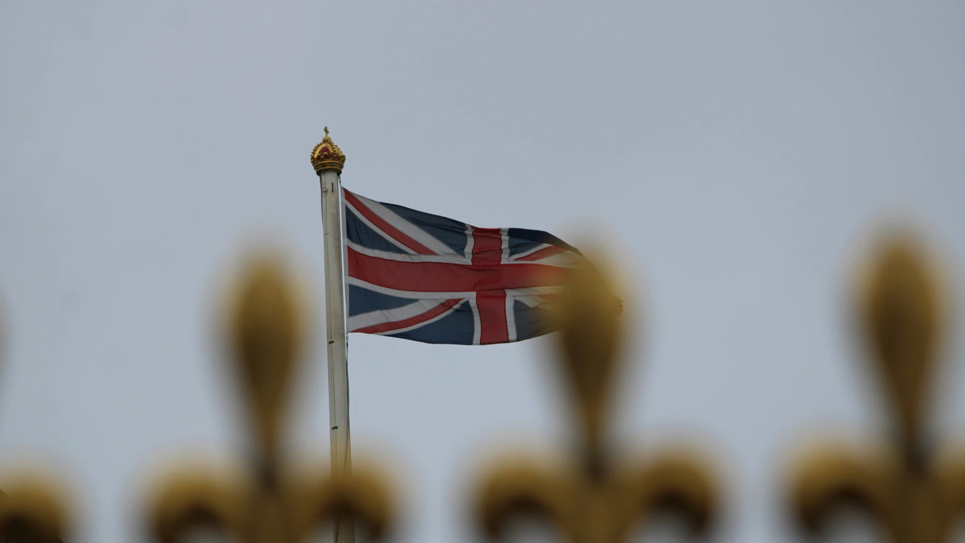 Bandera del Reino Unido ondea sobre un edificio