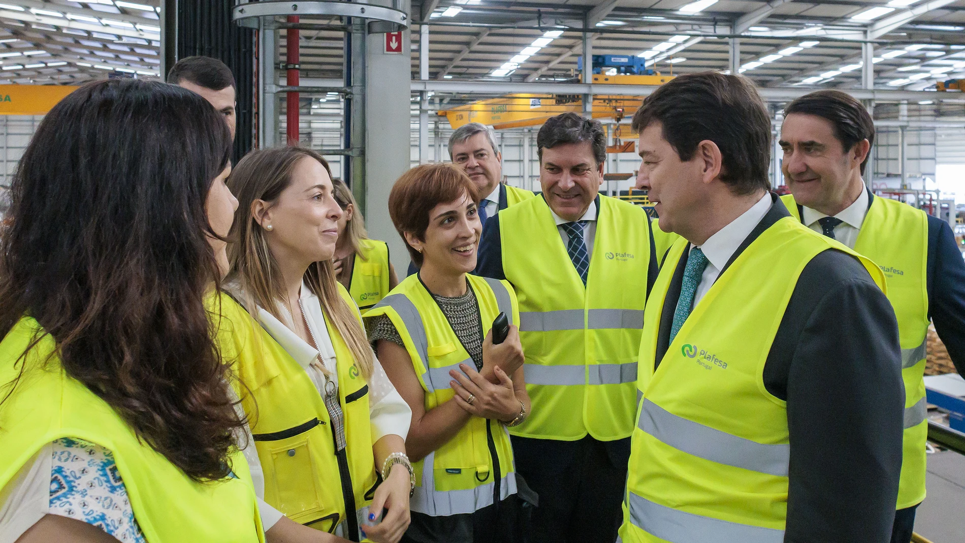 Mañueco conversa con trabajadoras de la empresa Plafesa durante su visita en compañía de Suárez-Quiñones y Fernández Carriedo