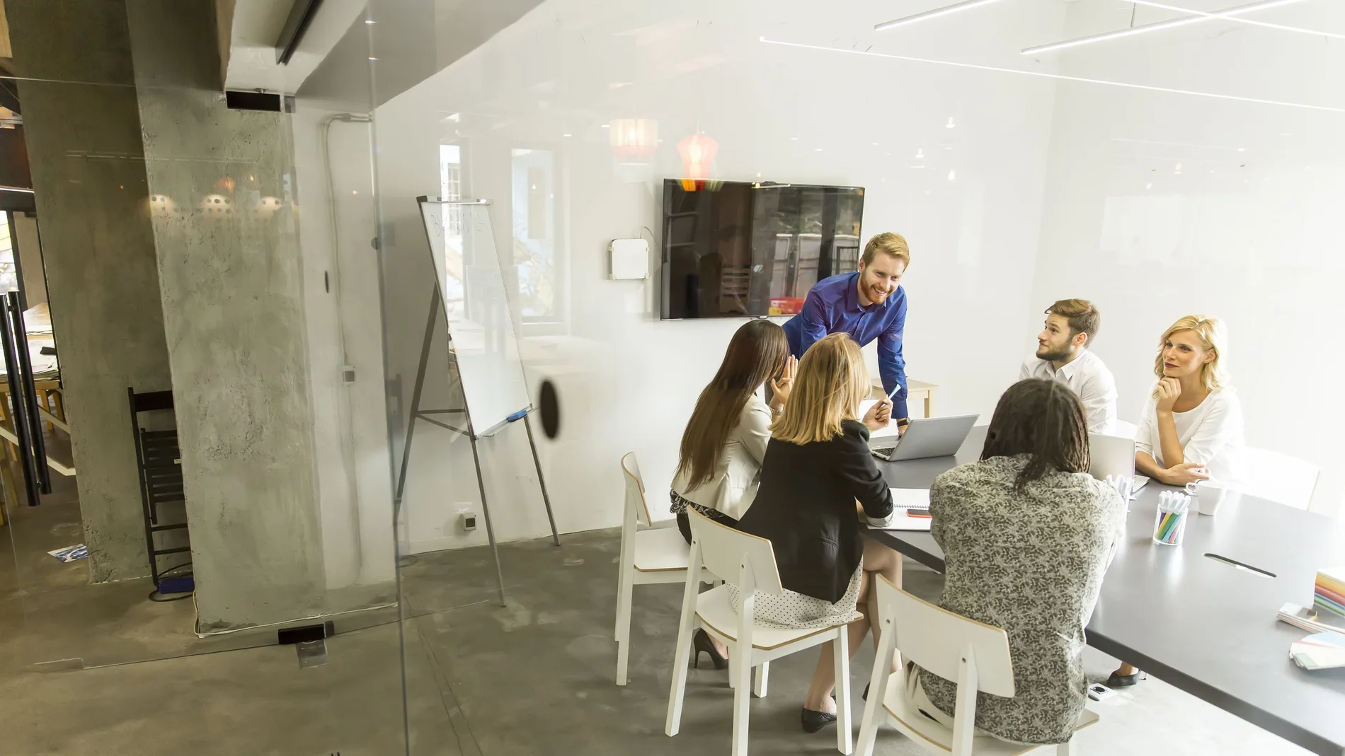 Trabajo de equipo en oficina